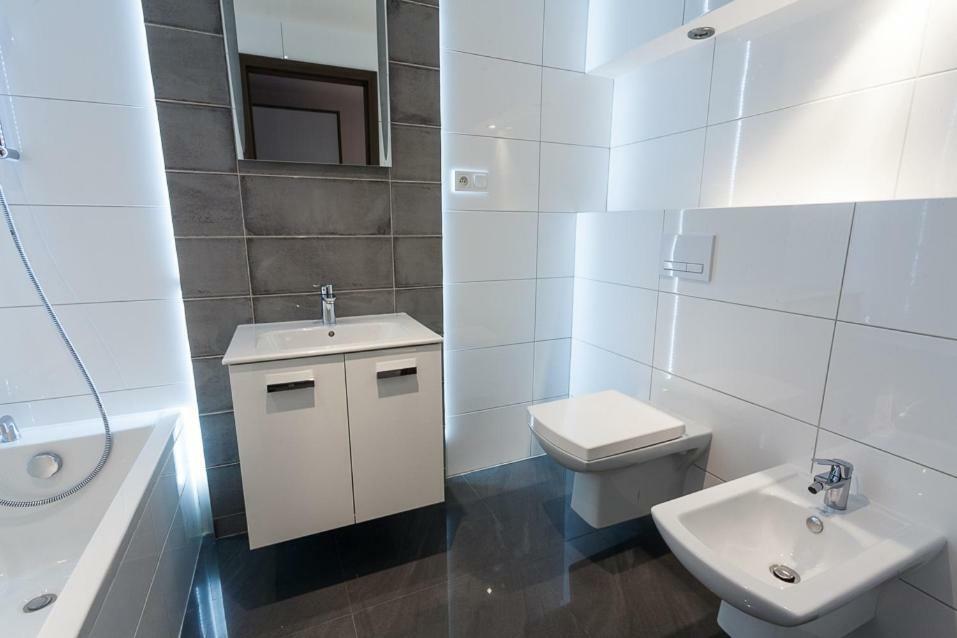 B&W Ruska Apartment Wrocław Buitenkant foto